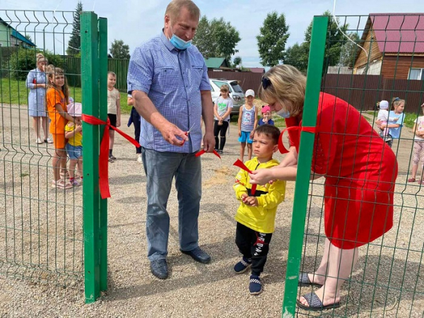  В деревне Карлук Иркутского района открыли новую детскую площадку 
